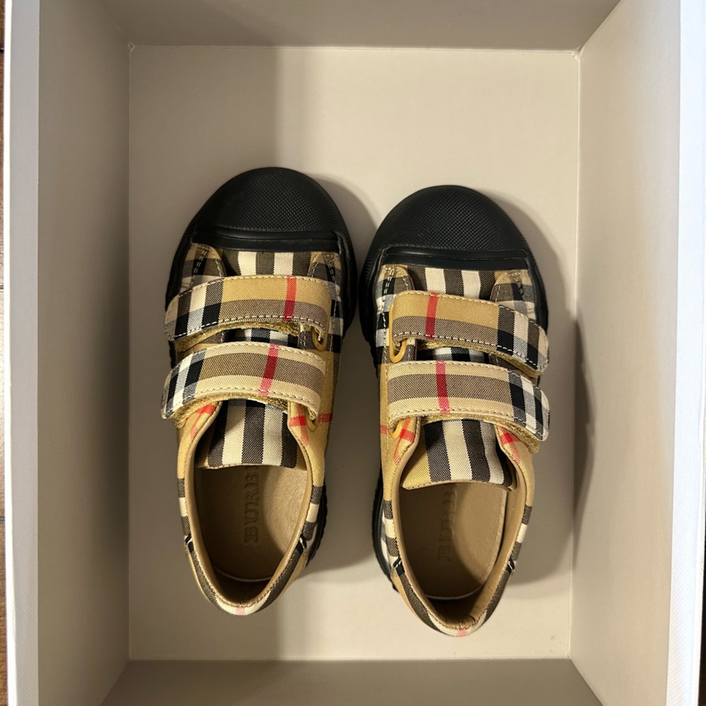 beautiful Burberry sneakers like new, used very little(Unisex)